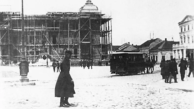 Kako je Beograd prešao put od 'konjskog' do modernih tramvaja 4 Prvi tramvaj prolazi tadašnjim Pozorišnim trgom (današnji Trg Republike), a u pozadini se može videti spomenik knezu Mihailu Obrenoviću