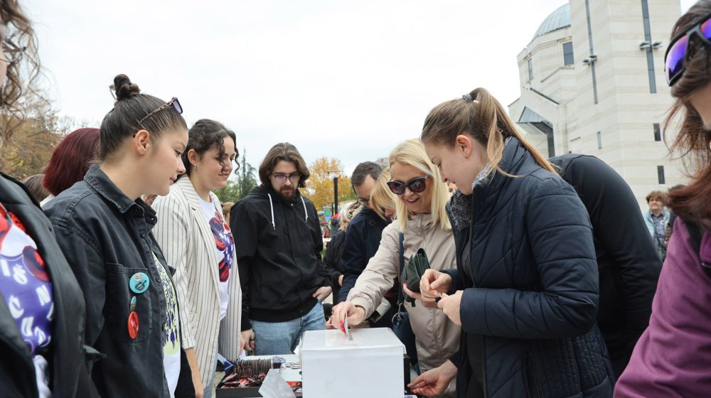 Na Studentskom bazaru u Nišu prikupljeno više od pola miliona: Zborovi obezbedili i dodatnu pomoć pred odlazak pešaka i biciklista u Novi Sad 1