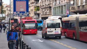 Zamenik načelnika Uprave saobraćajne policije Bojan Radovanović izjavio je danas, komentarišući najavu ukidanja skretanja ulevo u pojedinim ulicama u Beogradu, da su sve zemlje koje su dostigle željeno stanje bezbednosti saobraćaja - odustale od koncepta veće protočnosti saobraćaja.