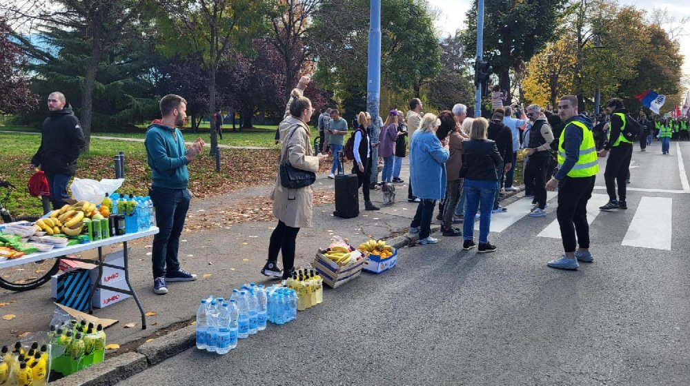 Studenti sa stenicama, vlast u "besnim" kolima 1