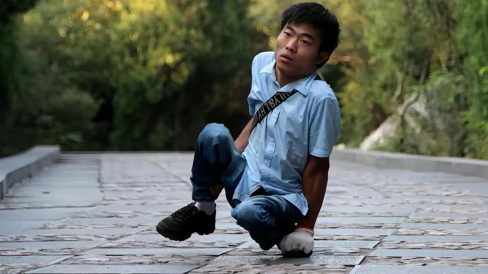 Lekar koji je naučio da čita u 16. godini: Penje se na planine hodajući na petama 3 Dr Li uživo prenosi planinarske pohode koje gleda hiljade njegovih pratilaca