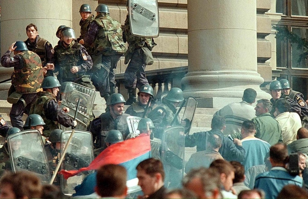 Švajcarski list o 5.oktobru 25 godina kasnije: "Ideja o ujedinjenju svih Srba u jednoj državi nadživela Miloševića" 2