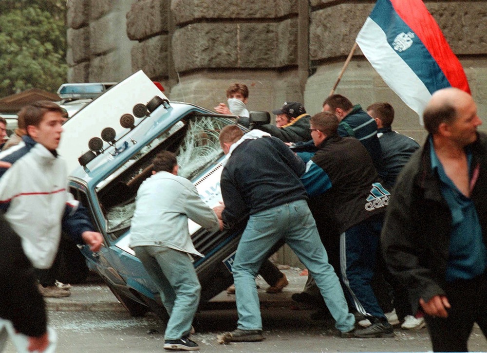 BEL24 - 20001005 - BELGRADE, SERBIA, YUGOSLAVIA : Serbian opposition supporters turn over a police car behind the Federal Yugoslav parliament building in Belgrade on Thursday, 05 October 2000, which demonstrators stormed here today during another demonstration to force Yugoslav President Slobodan Milosevic to step down. (FILM) 