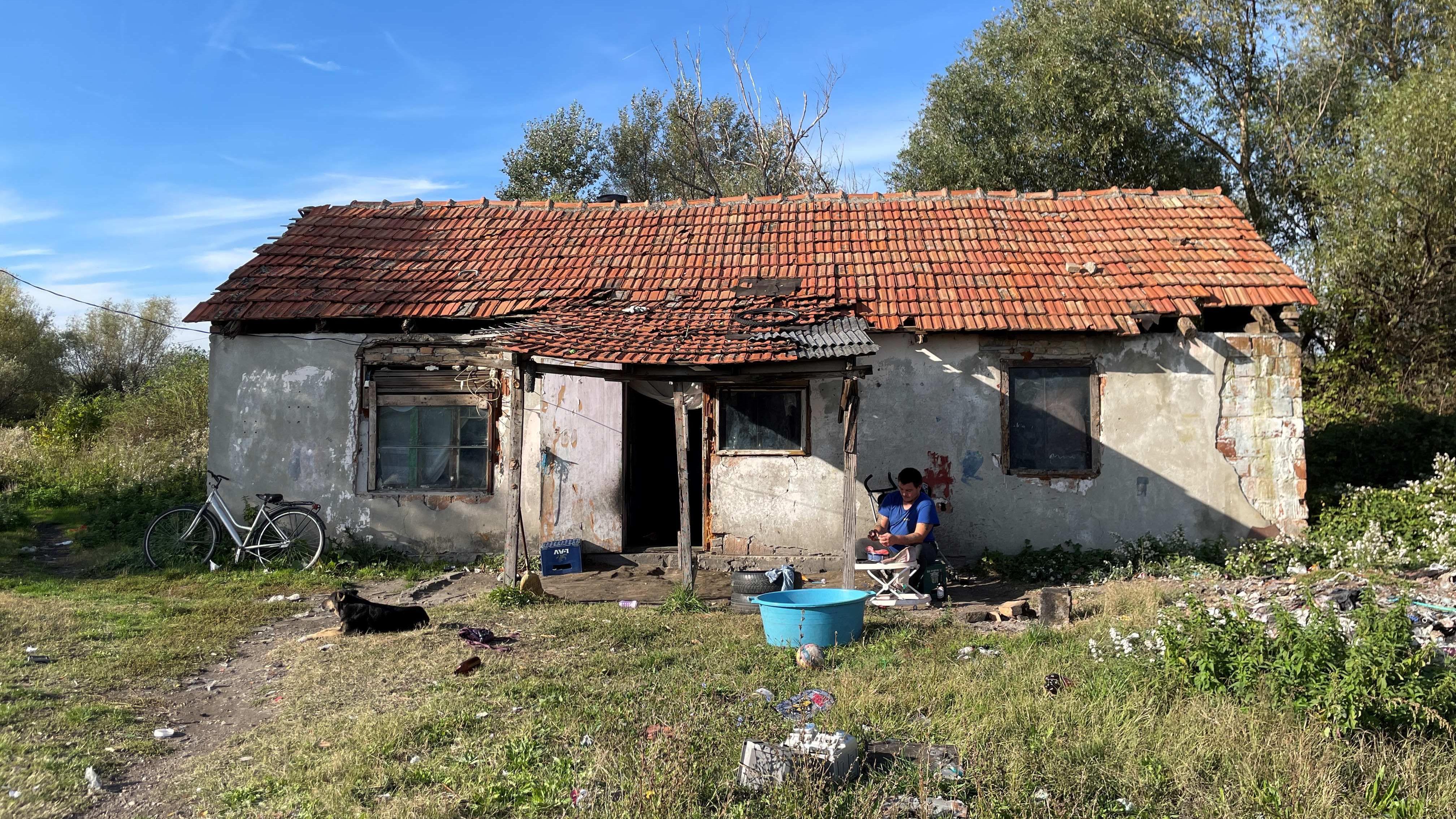 'Iz ove kože se ne može': Život ispod praga siromaštva u Srbiji 2 Miloš Nikolić ispred kuće u kojoj živi sa porodicom