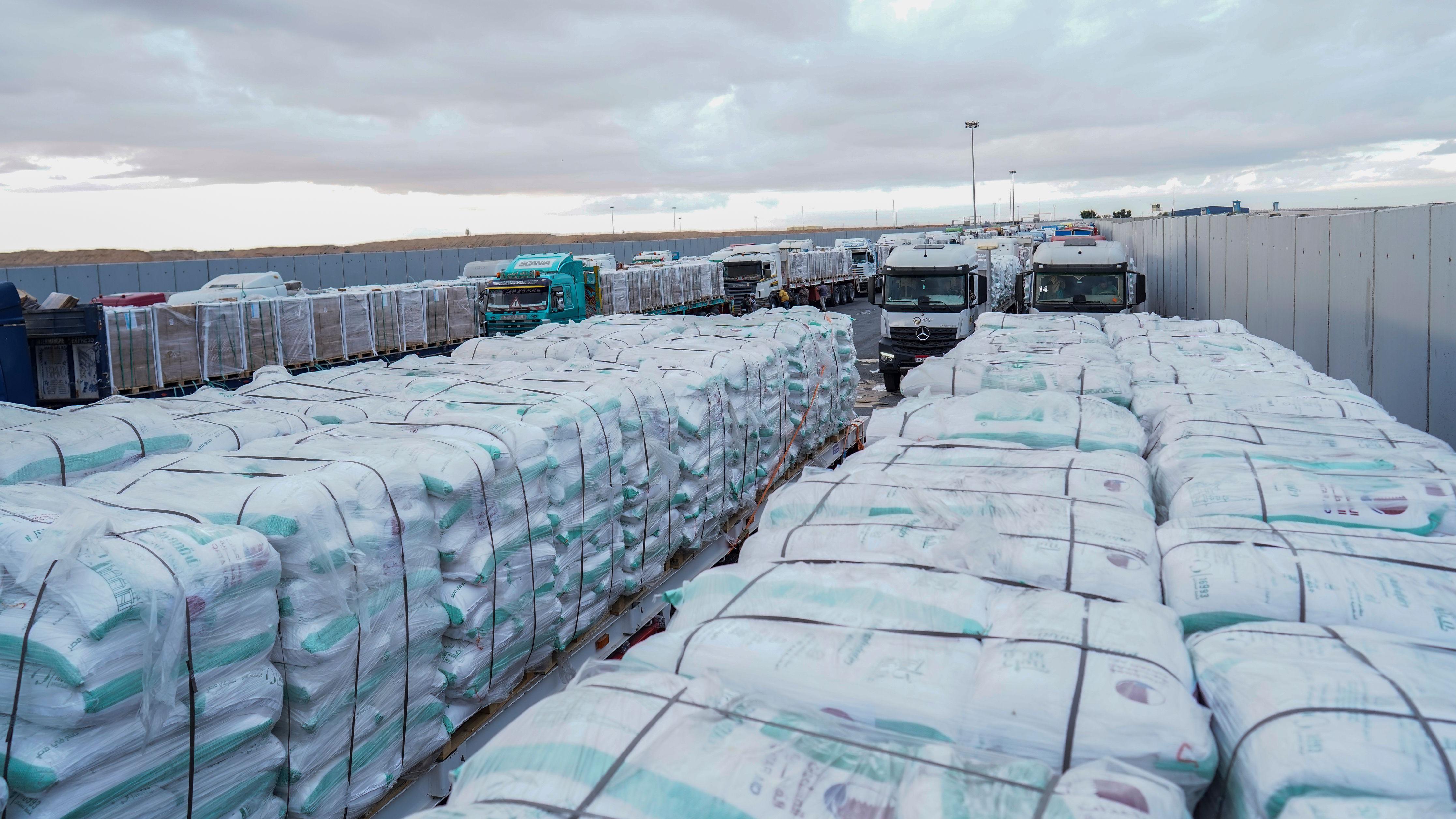 Desetine kamiona pomoći ulaze u Gazu, Hamas traži oslobađanje poznatih zatvorenika 2 humanitarna pomoć na kamionima u dugoj koloni