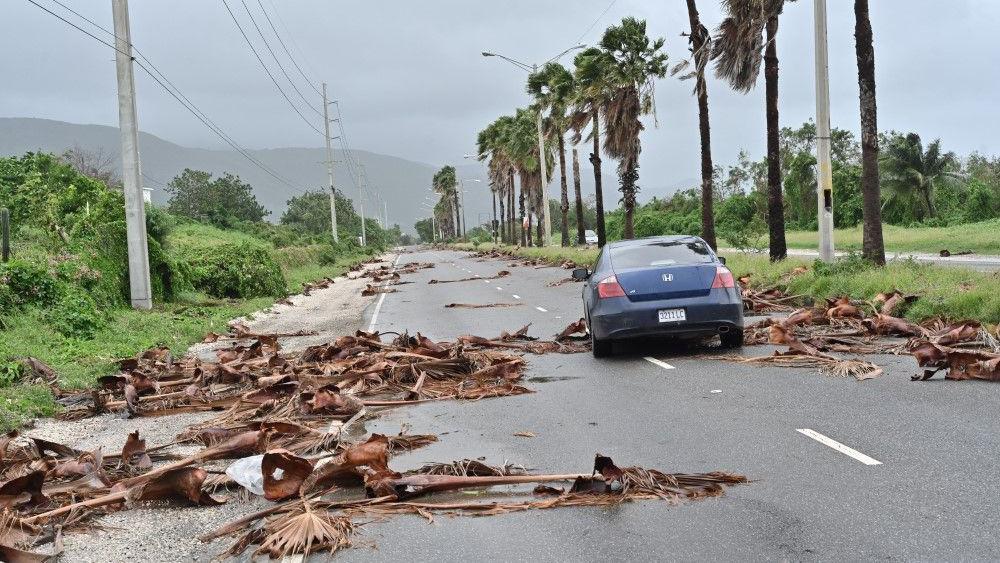 Uragan Melisa stigao na Kubu, na Jamajci prethodno proglašena 'katastrofa' 1 uragan melisa, uragan, uragan pogodio jamajku, automobil stoji na putu posle uragana, na putu su polomljena stabla