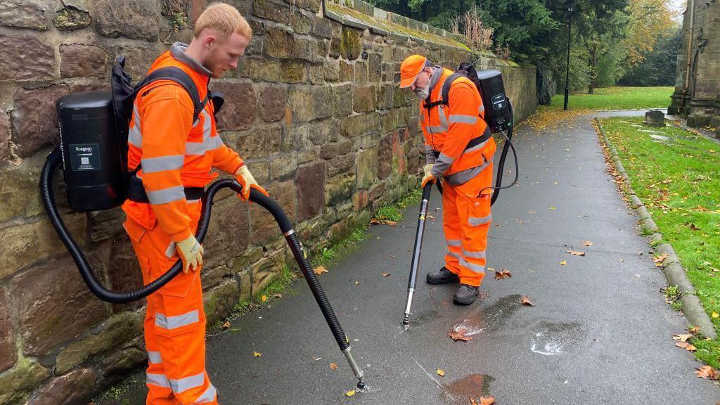 radnici uklanjaju žvake sa trotoara u Velikoj Britaniji