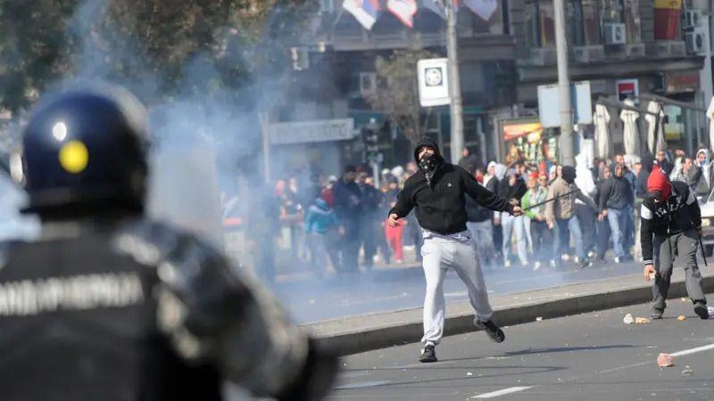 Može li Parada ponosa 2010. u Srbiji da se nazove Pirovom pobedom 4 Demonstrant juriša na policiju