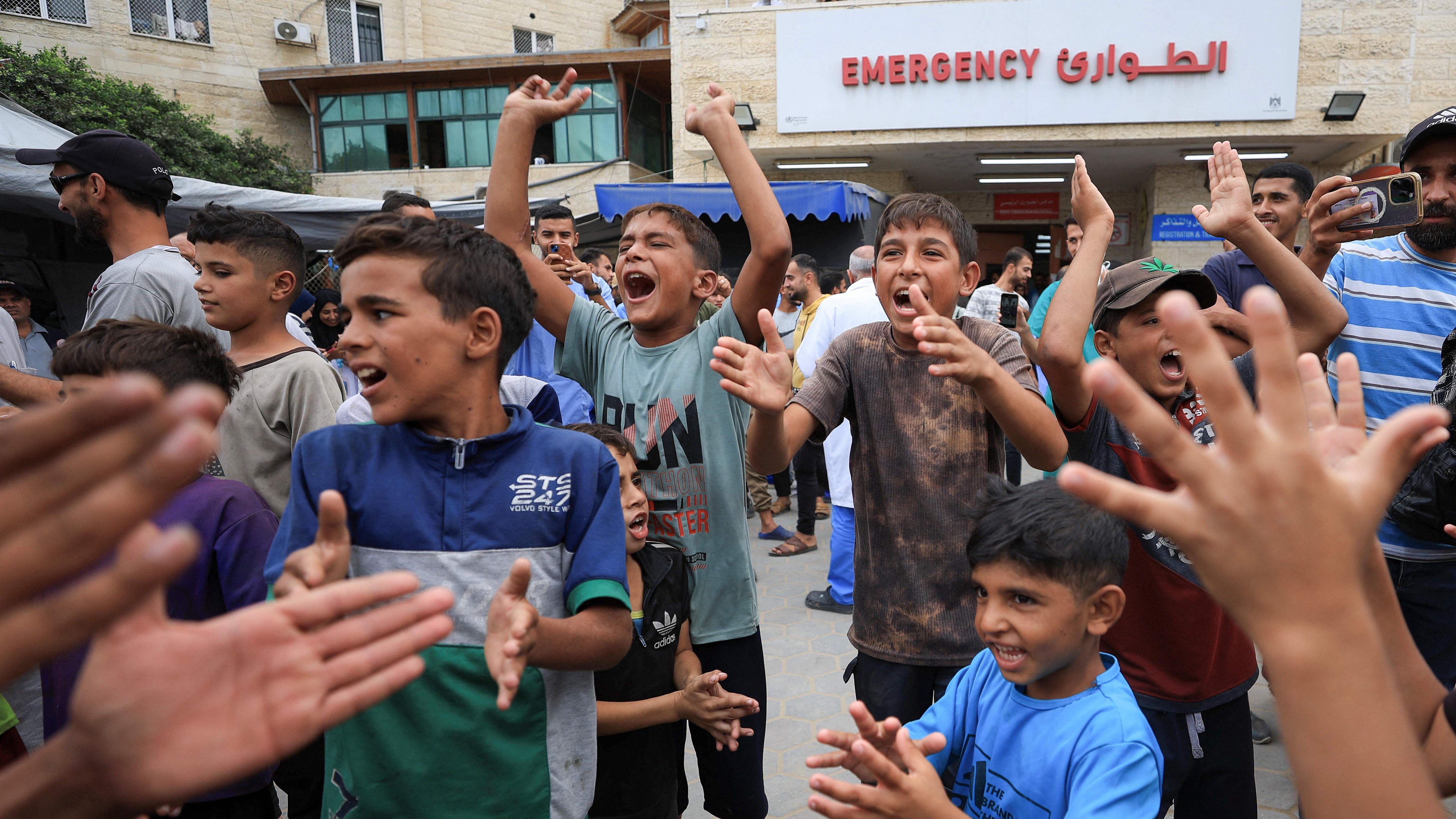 Kako je Tramp postigao dogovor za Gazu, koji je uporno izmicao Bajdenu 4 Palestinska deca slave pošto su Izrael i Hamas postigli dogovor o prvoj fazi prekida vatre. Neka tapšu rukama a nekima su ruke podignute gore i uzvikuju