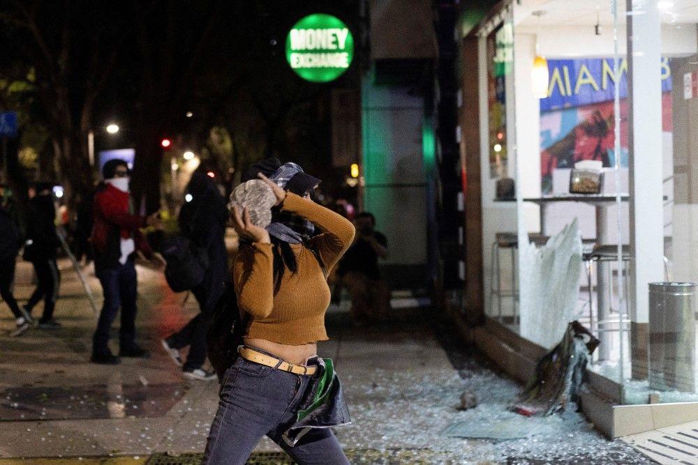 Privedeni propalestinski aktivisti iz flotile ka Gazi čekaju deportaciju iz Izraela 11 Demonstrantkinja baca kamen na prodavnicu tokom skupa solidarnosti sa Globalnom Sumud flotilom i Gazom u Meksiko Sitiju