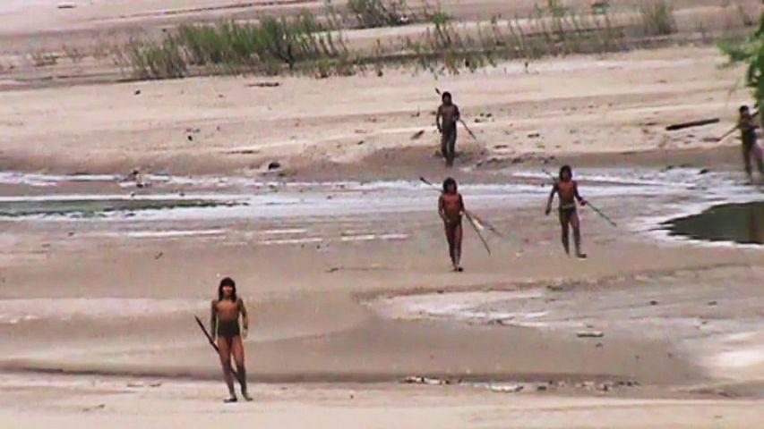 'Braća iz šume': Borba da se zaštiti izolovano amazonsko pleme 5 Narod Maško Piro prilazi kontrolnom punktu Nomole