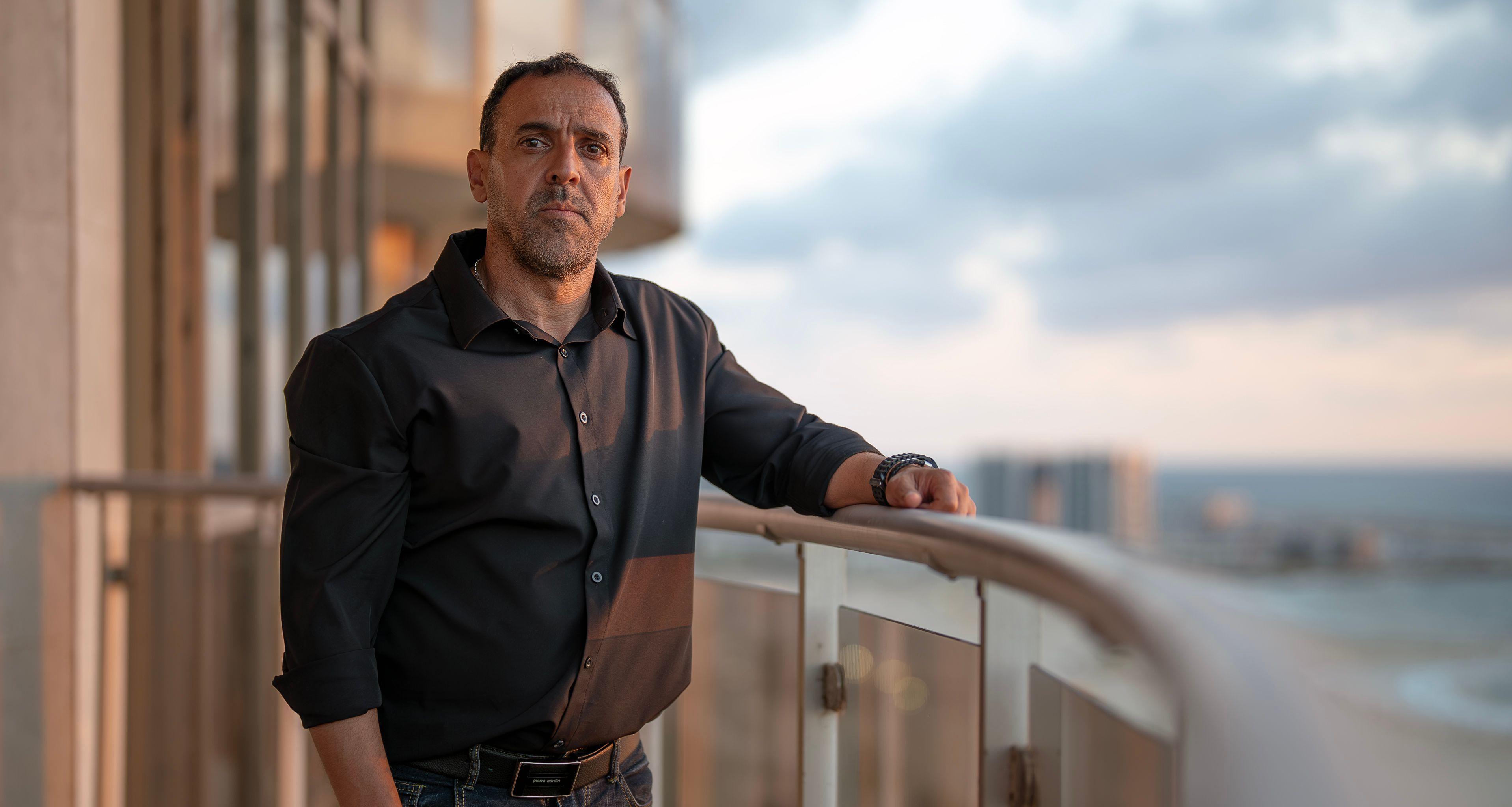 Eli Šarabi u crnoj košulji na terasi