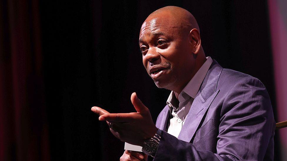 Masni vicevi u Saudijskoj Arabiji: Iza kulisa kontroverznog festivala komedije 1 Dejv Šapel je jedan od udarnih izvođača koji nastupaju na Festivalu komedije u Rijadu