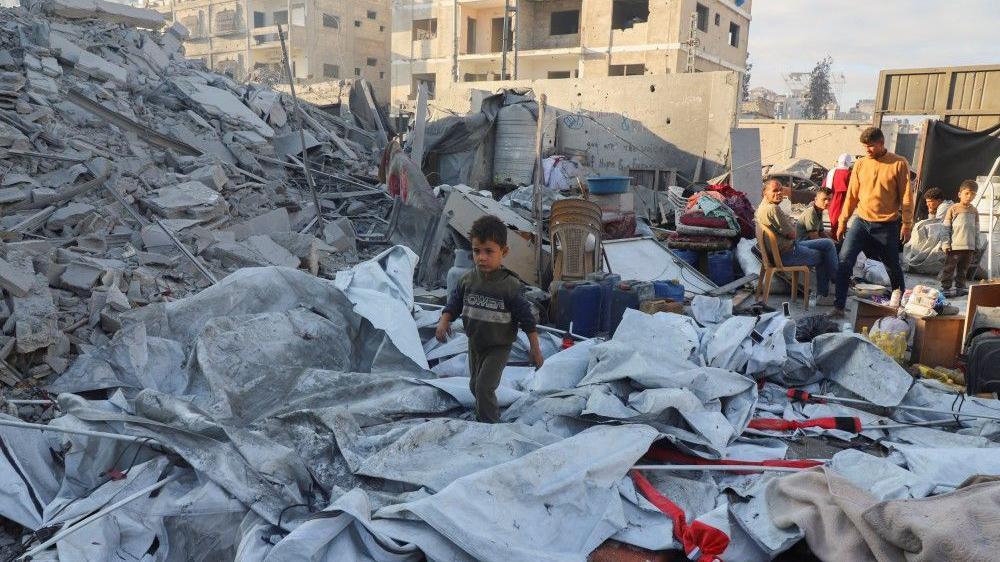 Izraelski napad na Gazu: Više od 50 mrtvih, Tramp kaže da 'primirje nije ugroženo' 1 Palestinsko dete po ruševinama posle izraelskog napada na kuću u gradu Gazi, 29. oktobra