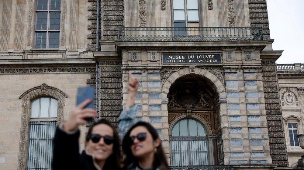 Luvr opljačkan za sedam minuta: 'Zakazali smo', priznala direktorka muzeja 3 luvr, pljačka u luvru, pljačka muzeja luvr