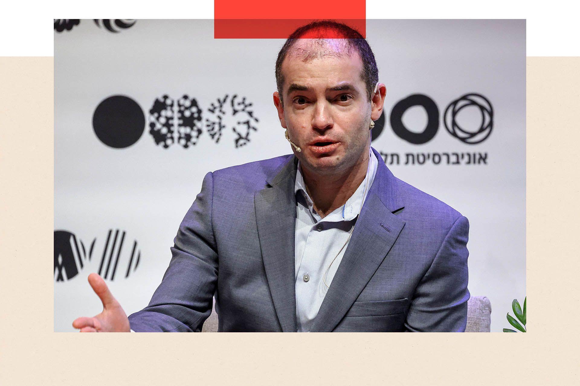 Tehnološki milijarderi se spremaju za smak sveta - treba li da brinemo 3 Ilija Sutskever u odelu sa mikrofonom na licu govori