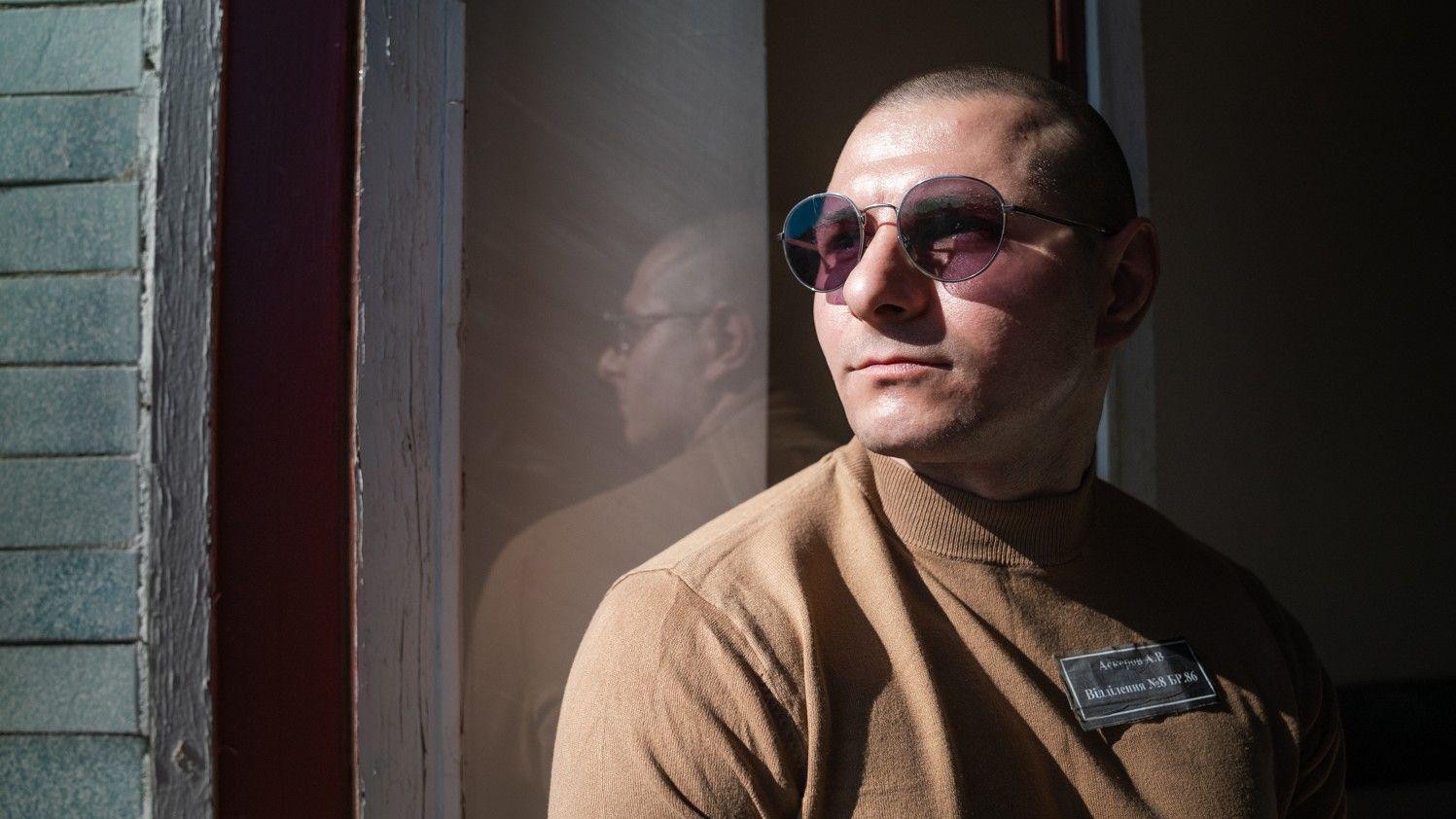 Ukrajinski zatvorenici na frontu: 'Znam kako da ubijam, ovde mi neće suditi' 2 Andrej Askerov, ukrajinski zatvorenik sa naočarima i zatvorskoj uniformi gleda kroz prozor