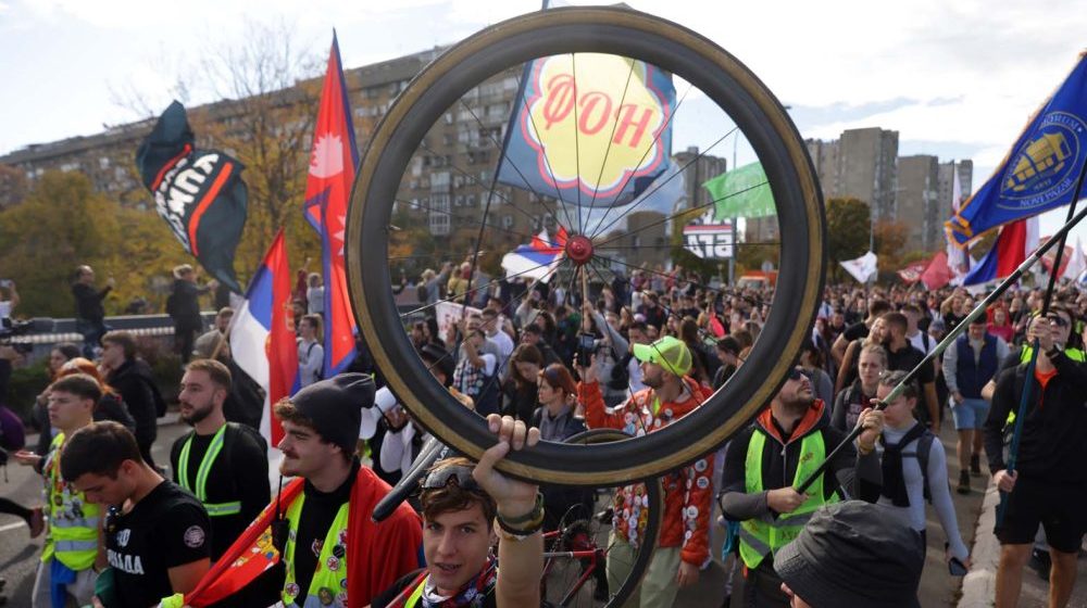 "Naša borba nije stala": AP o maršu hiljada mladih uoči godišnjice tragedije u Novom Sadu 1