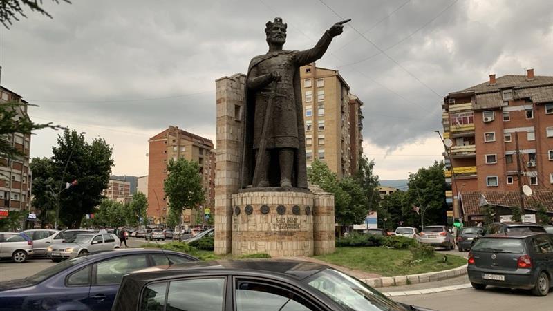 Lokalni izbori na Kosovu: Mogu li Srbi da se vrate u institucije 1 Spomenik knezu Lazaru u Severnoj Mitrovici na kružnom toku