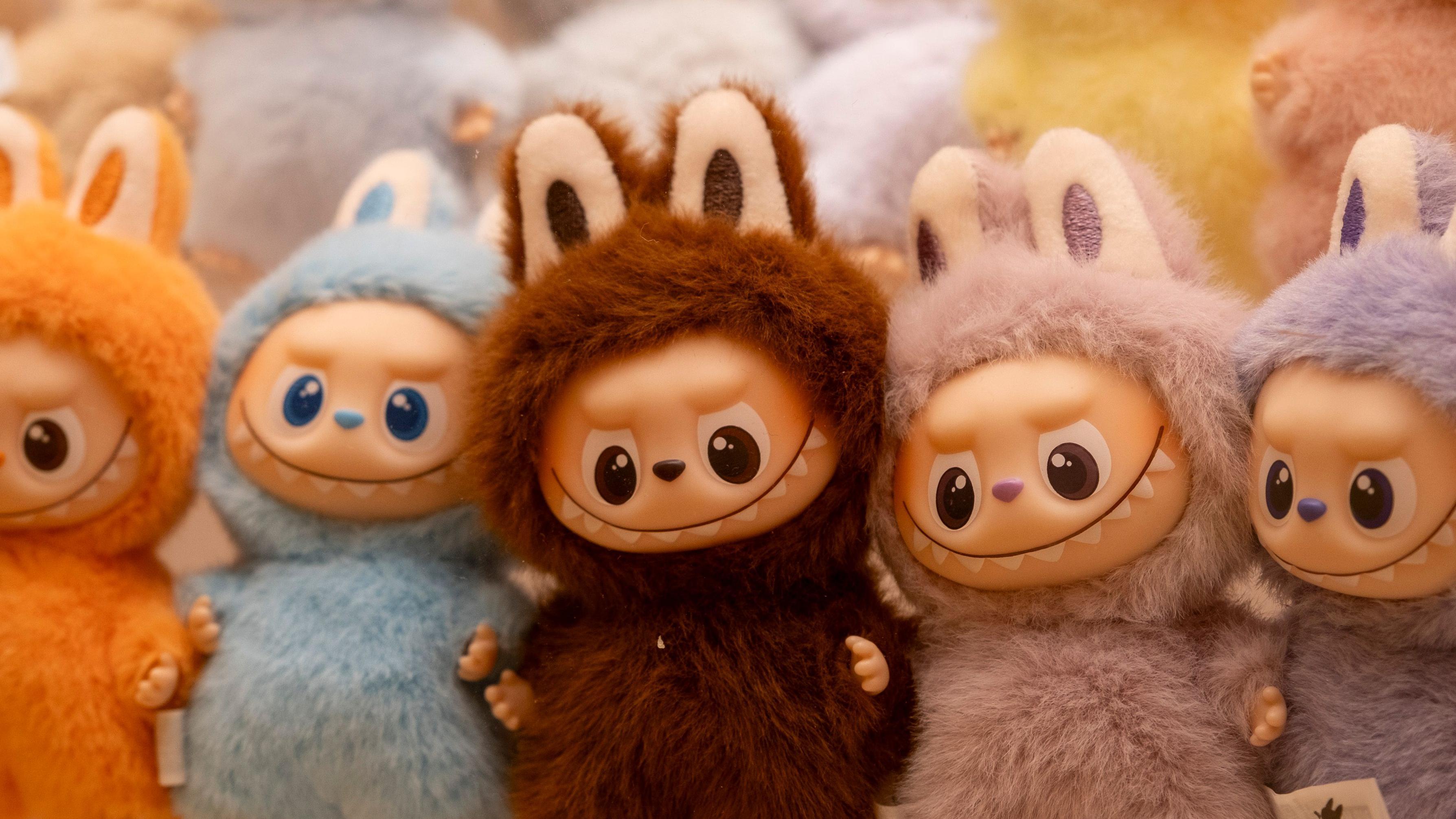 'Ove Labubu lutke nisu za tebe': Krađa vredna više od 4.000 evra 1 Više lutaka Labubu raznih boja koje imaju lice čudovišta, osmeh sa širokim zubima i velike oči