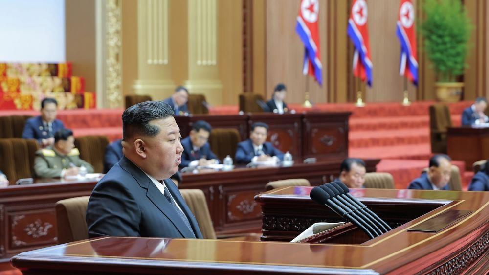 Diplomatija ili pozorište: Zašto Tramp i Kim Džong Un pokušavaju da održe dobre odnose 4 Kim Džong Un se u tamnom odelu za govornicom obraća u parlamentu Severne Koreje