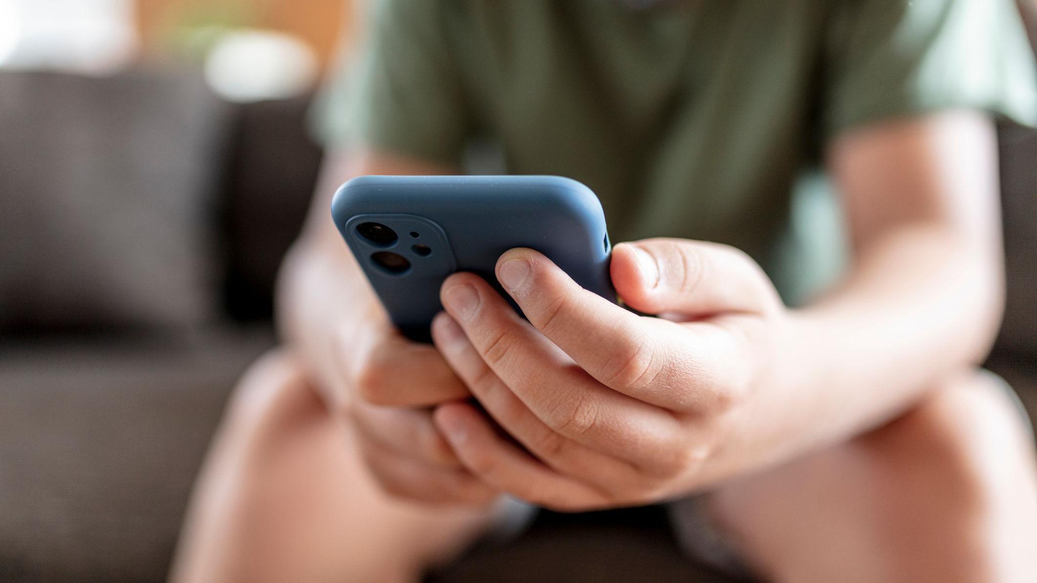 TikTok preporučuje pornografiju deci, pokazuje novi izveštaj 1 Dete sa telefonom u rukama