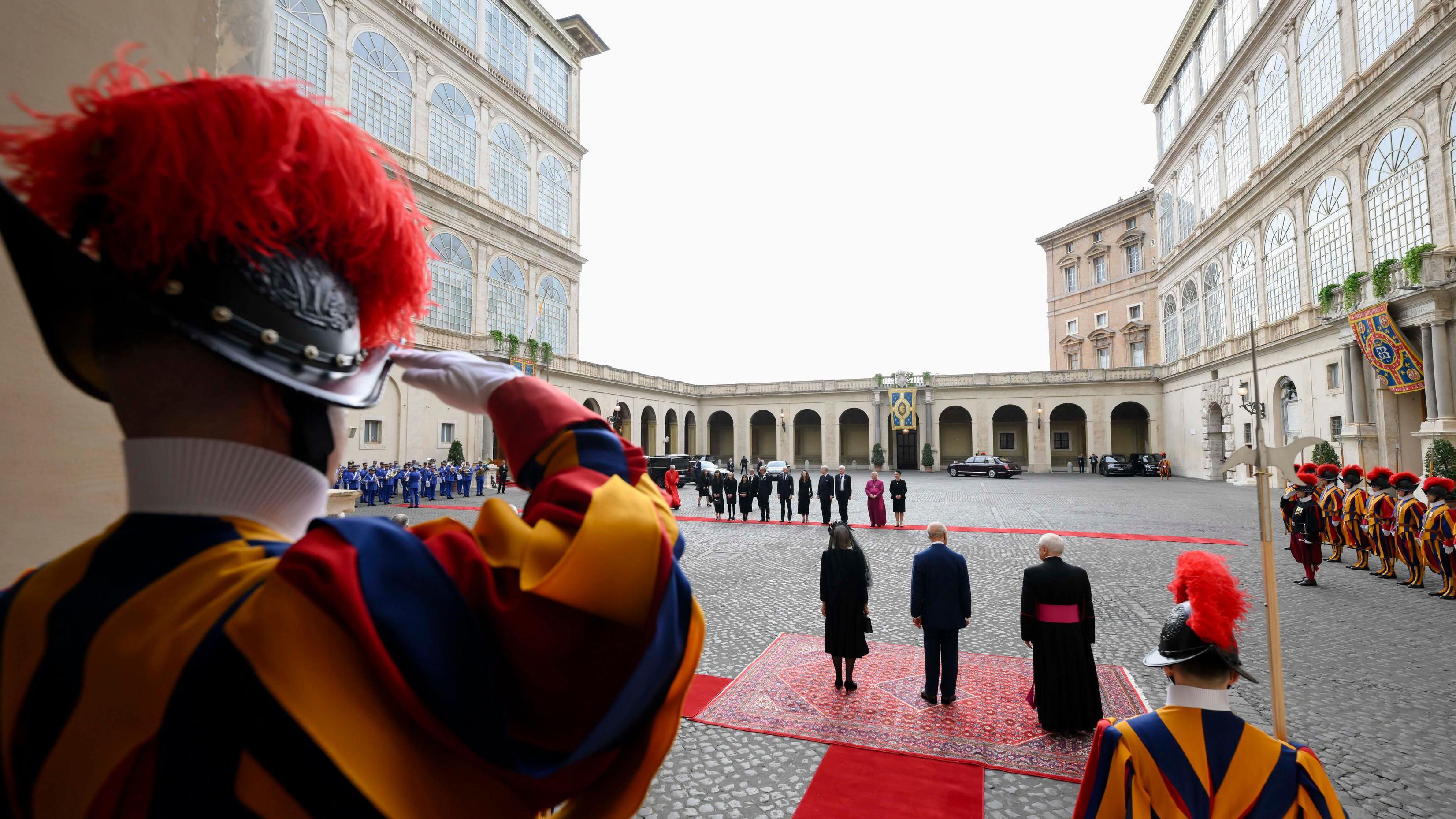 Pomirenje posle Reformacije: Zajednička molitva britanskog kralja i pape 2 Kralja i kraljicu Velike Britanije dočekala je papina Švajcarska garda