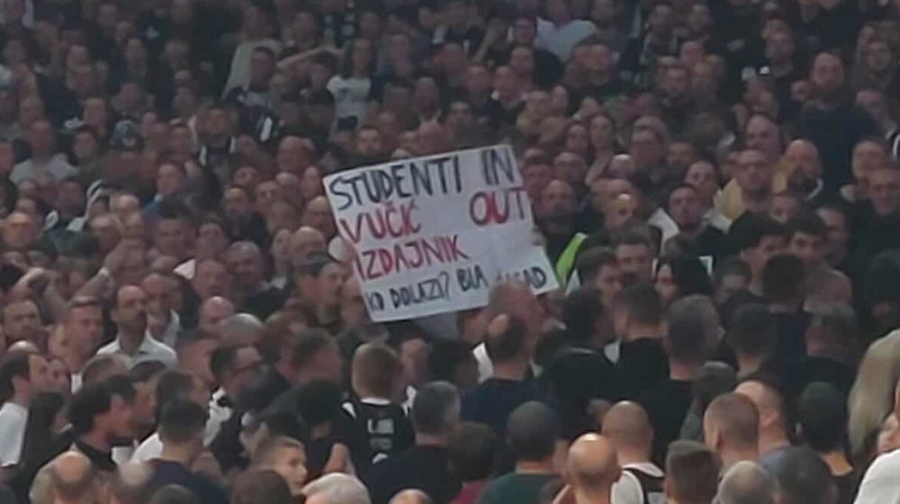 Oduzet transparent podrške studentima, a zatim i tuča među navijačima Partizana 1