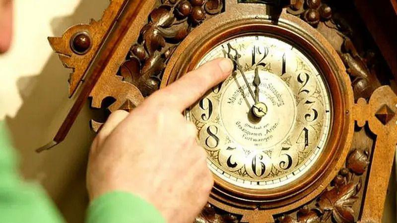 Pomeranje sata: Kada smo i zašto uveli zimsko i letnje vreme 3 Nameštanje kazaljki na starom satu