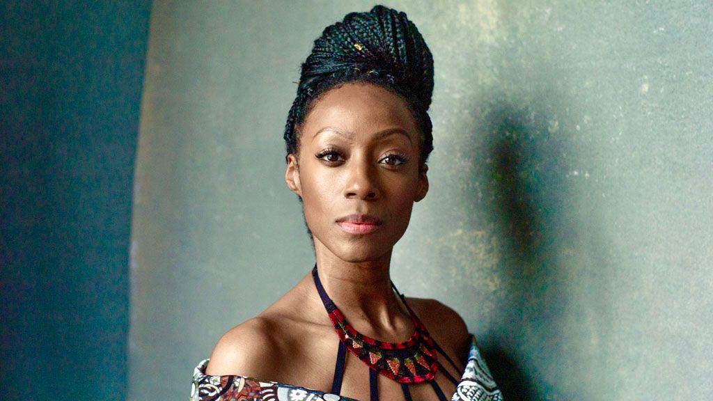 Nova nada: Vakcine koje bi mogle da zaustave rak dojke 2 Portret Viktorije. Ima dugu pletenicu u punđi na vrhu glave. Nosi šarenu haljinu koja spušta ramena i veliku šarenu ogrlicu od perli koja je pričvršćena na vrhu brojnim crnim trakama.