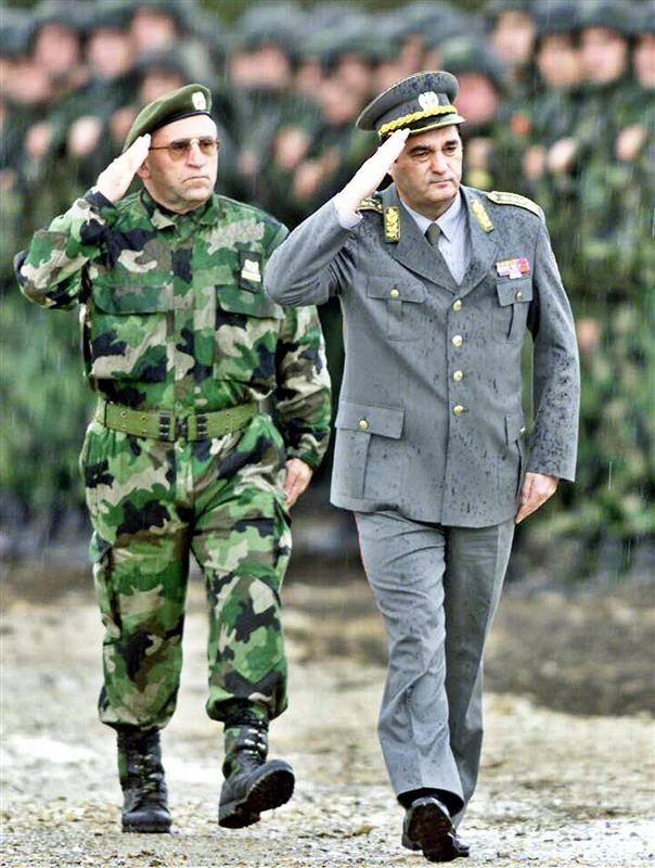 Ko je bio Nebojša Pavković, general osuđen za ratne zločine na Kosovu 2 Muškarac u maskirnoj uniformi salutira, Pavković u svečanoj vojnoj uniformi takođe salutira