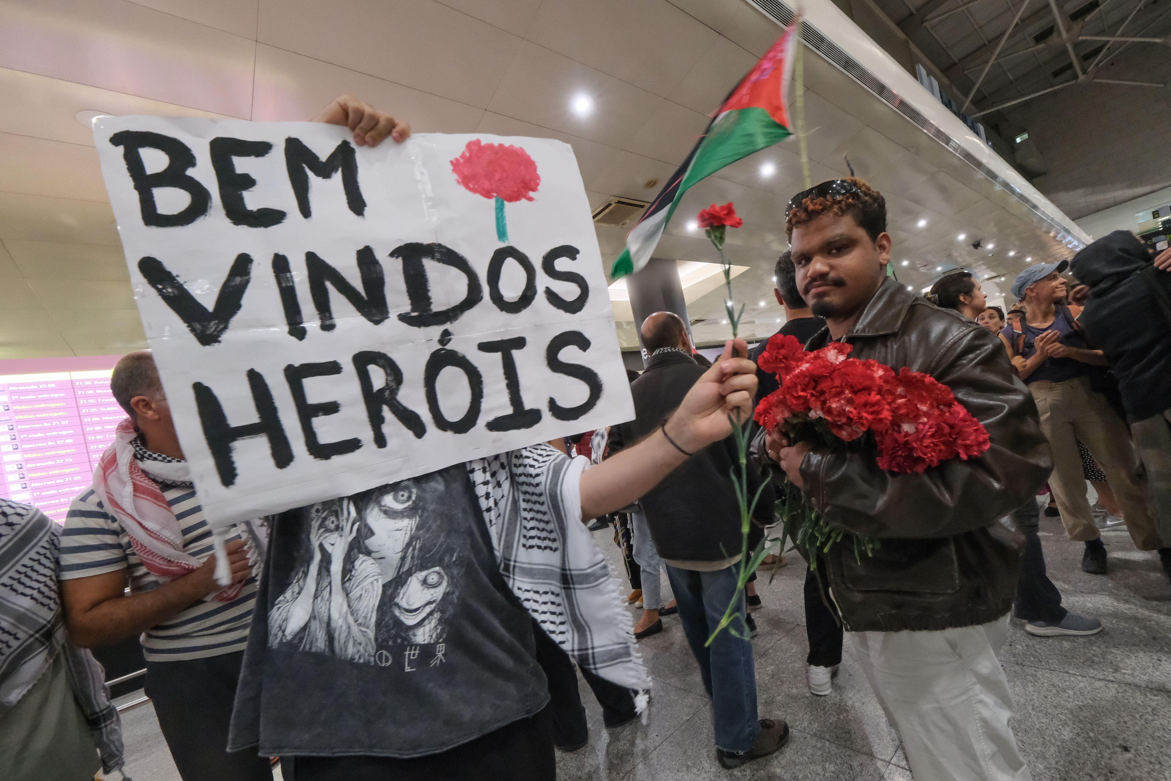 Doček deportovanim propalestinskim aktivistima na aerodromu u Lisabonu, glavnom gradu Portugala, flotila, sumud flotila