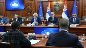 Predsednik Vlade Republike Srbije Đuro Macut sastao se danas sa delegacijom Međunarodnog monetarnog fonda (MMF), koju je predvodila šefica misije MMF-a za Srbiju Anet Kjobe, saopštila je pres služba Vlade Srbije.