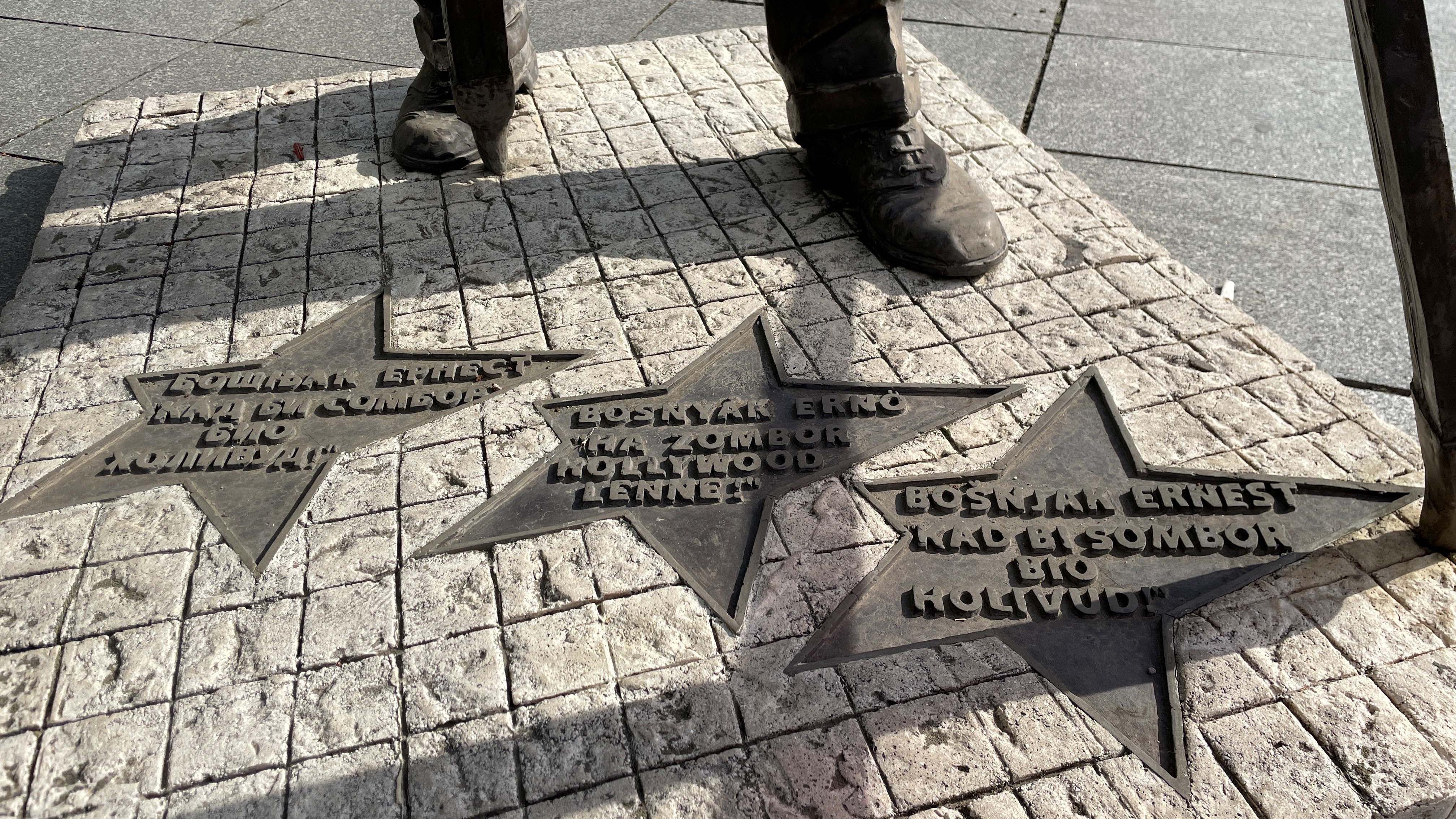 Plato ispod statue Ernesta Bošnjaka