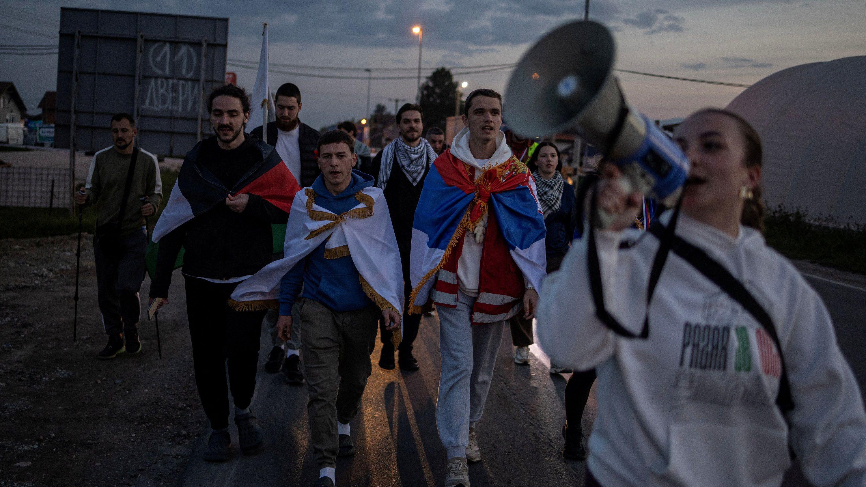 Suze i baklje: Doček novopazarskih studenata u Čačku - u fotografijama 4 Studenti iz Novog Pazara nedaleko od Čačka