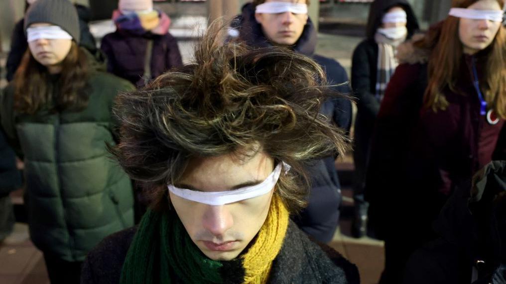 Zašto još nema nijednog suđenja za pad nadstrešnice u Novom Sadu 5 mladići i devojke sa povezom preko očiju ispred Ustavnog suda u Beogradu