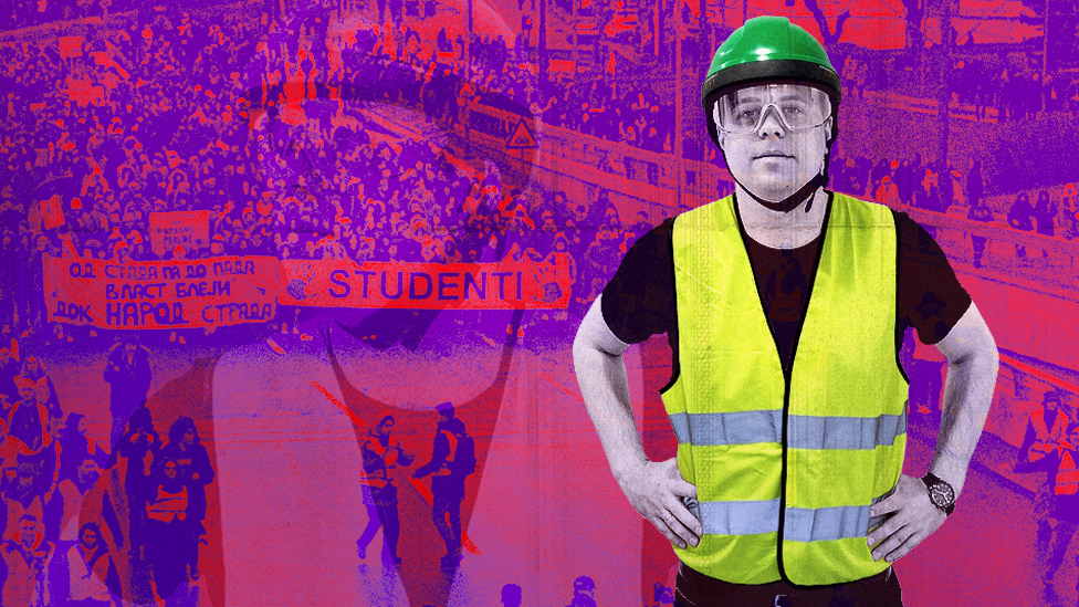 Moj dnevnik protesta: Koliko se Srbija promenila za godinu dana 1 Protesti, studentski protesti u srbiji, muškarac sa šlemom na glavi i žutim prslukom