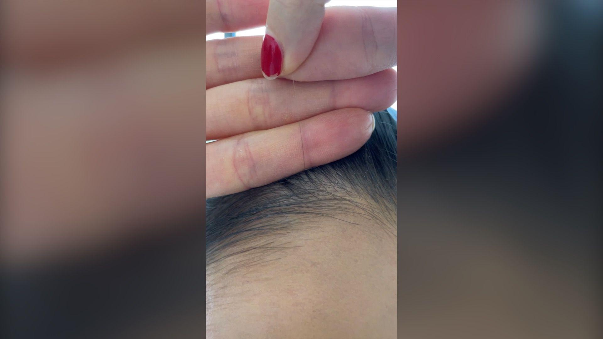 Marija Marlou rukom pokazuje na sopstvenu kosu, koja je tamnija pri korenu, a seda na krajevima