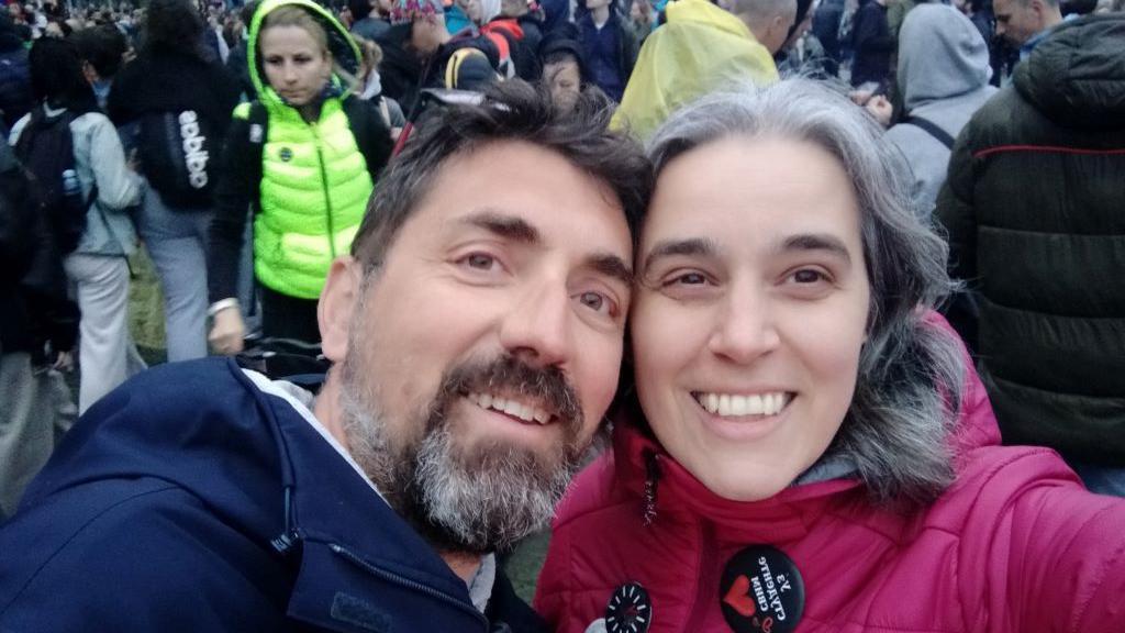 Kako je prosveta nosila proteste u Srbiji poslednjih godinu dana 6 Vladimir i Ivana Mihić prave selfi napolju, tokom protesta, Ivana ima dugu prosedu kosu, blago talasastu, Vladimir ima tamnu, prosedu kosu i bradu