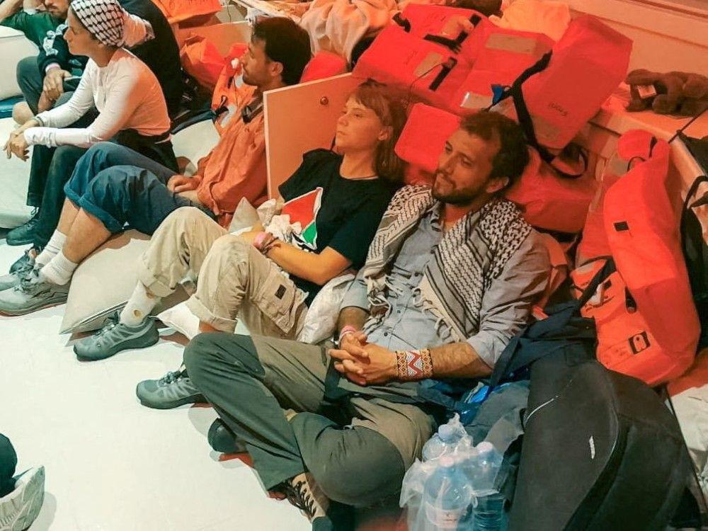 Privedeni propalestinski aktivisti iz flotile ka Gazi čekaju deportaciju iz Izraela 2 Švedska aktivistkinja Greta Tunberg i brazilski aktivista Tijago Avila sede u brodu koji je plovio ka Izraelu, nakon što je Izrael presreo neke od brodova Globalne Sumud flotile sa ciljem da stignu do Gaze i probiju izraelsku pomorsku blokadu