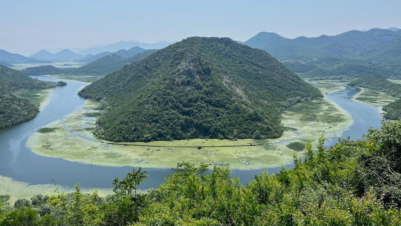 Kako je Crna Gora postala balkanski lider u približavanju Evropskoj uniji 4 Crna Gora je građanska, demokratska, ekološka i država socijalne pravde, zasnovana na vladavini prava, piše u Ustavu. Na slici Rijeka Crnojevića