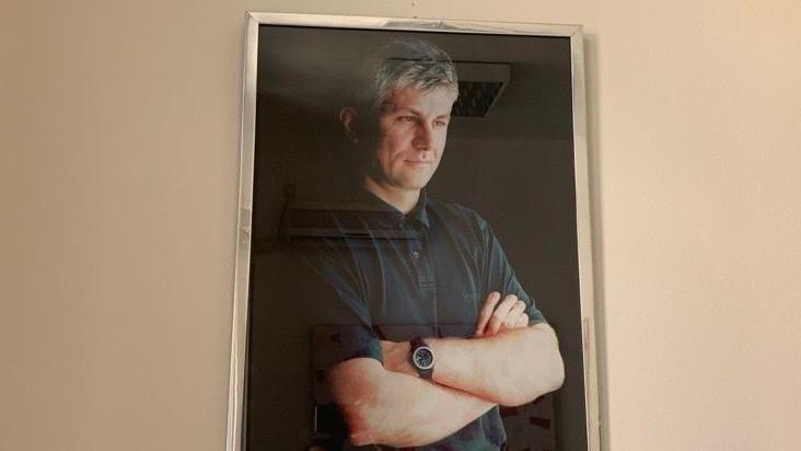 Intervju petkom Srđan Milivojević: Peti oktobar je bio bljesak demokratije i slobode 2 Portret Zorana Đinđića sa prekrštenim rukama u sedištu DS