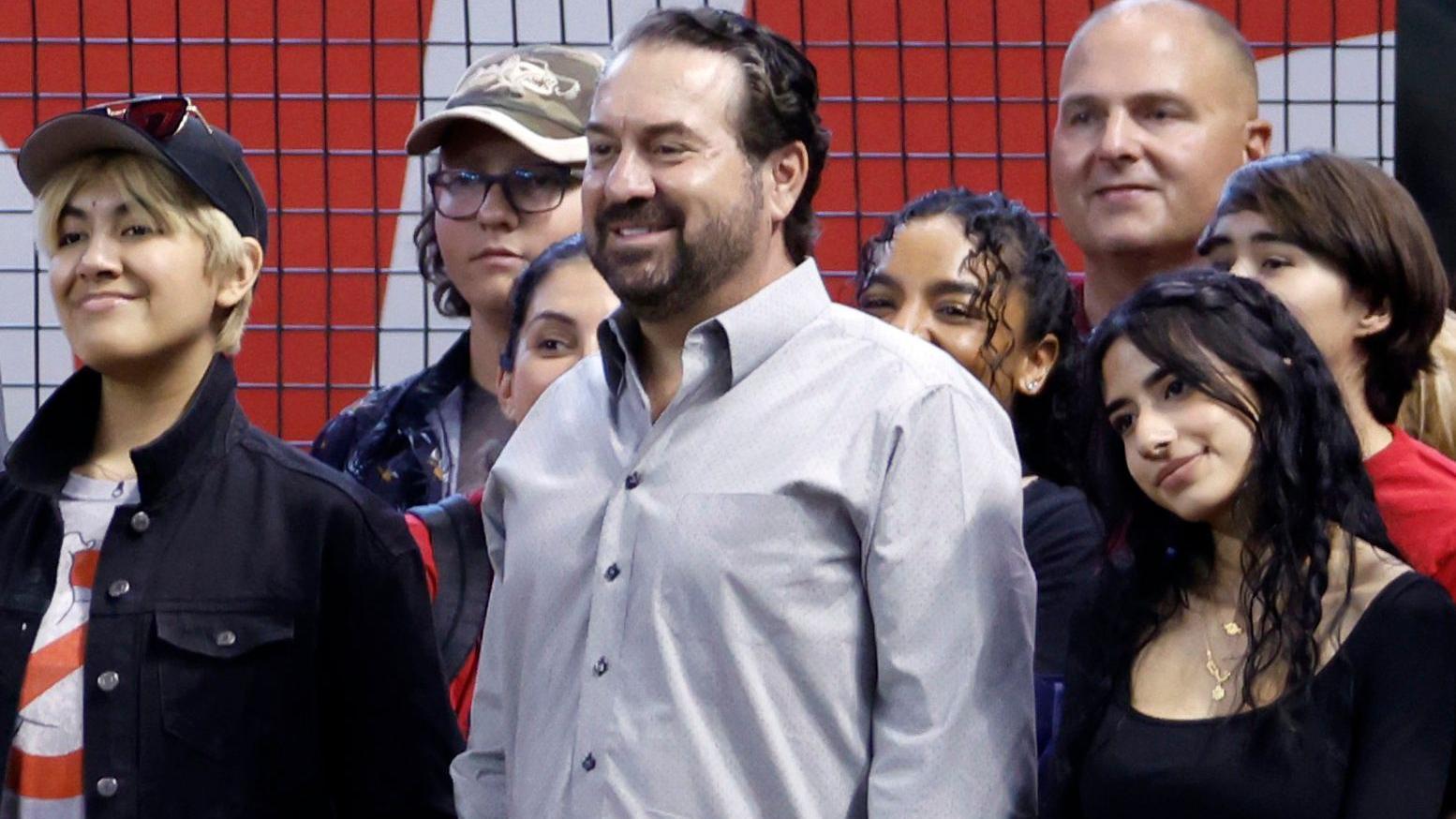 Bela kuća povukla nominaciju Marka Brnovića za mesto ambasadora u Srbiji 1 Mark Brnović (u sredini) na bejzbol utakmici u Finiksu, 2022.