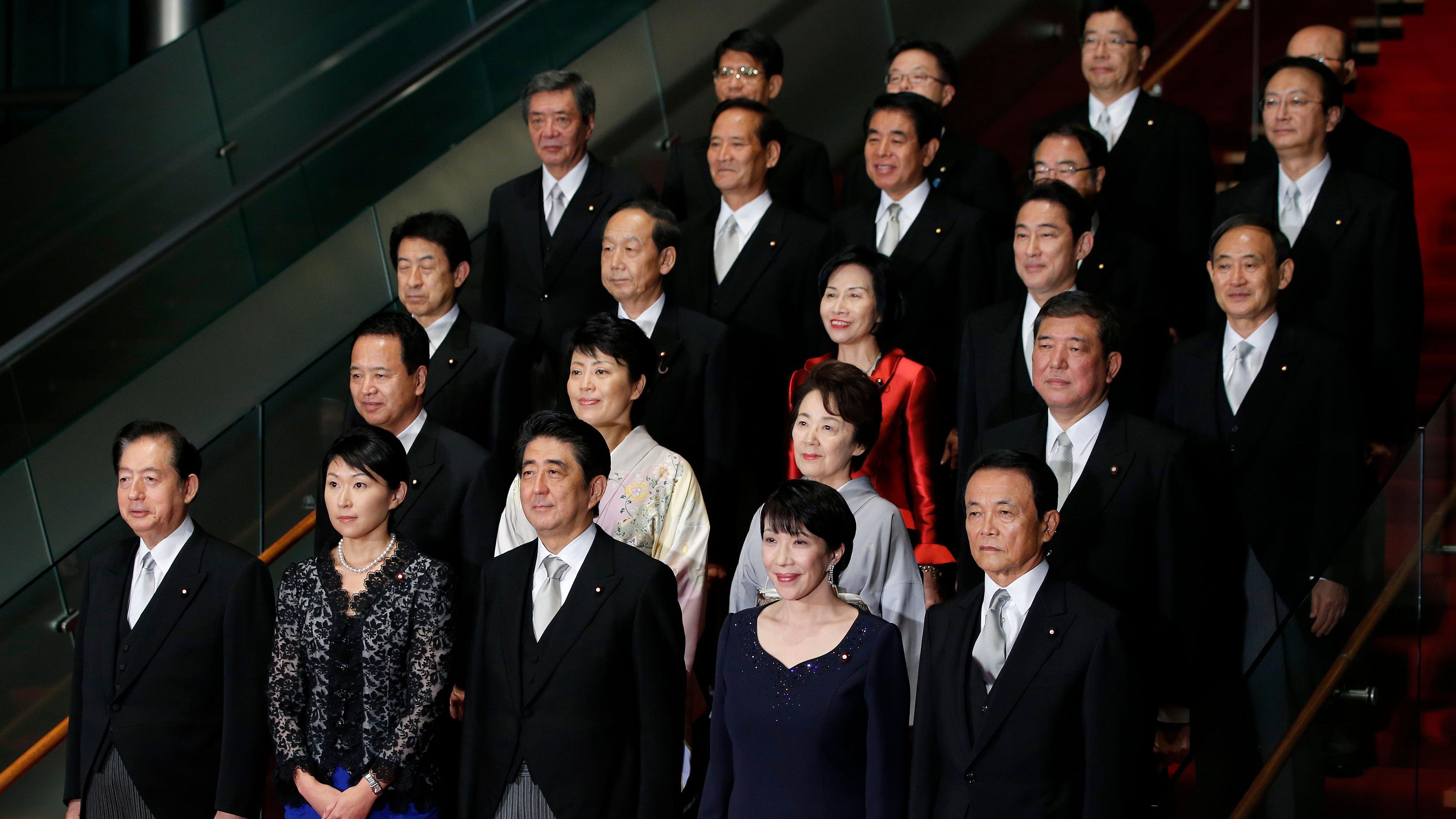 Japan dobio prvu ženu premijera: Ko je 'Čelična lejdi' Sanae Takaiči 3 Pokojni japanski premijer Šinzo Abe imenovao je Sanae Takaiči (u prvom redu zdesna) za ministarku za unutrašnje poslove i komunikaciju 2014. godine