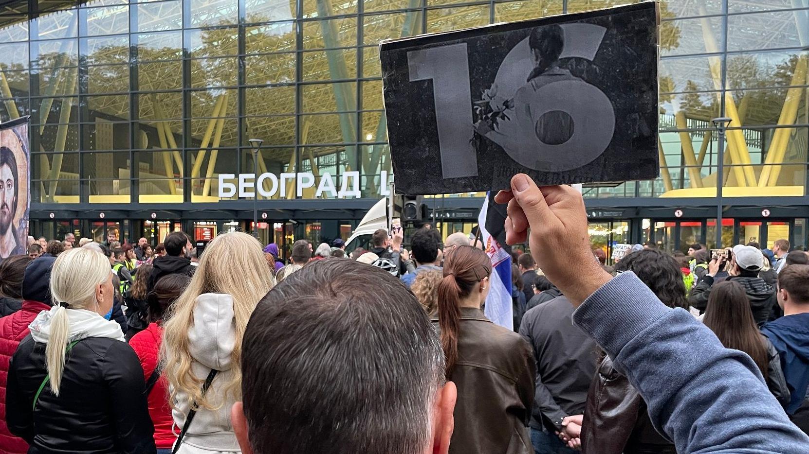 Pad nadstrešnice: 11 meseci od tragedije - šetnje i sveće širom Srbije 1 Muškarac okrenut leđima drži podignut papir sa brojem 16 tokom protesta