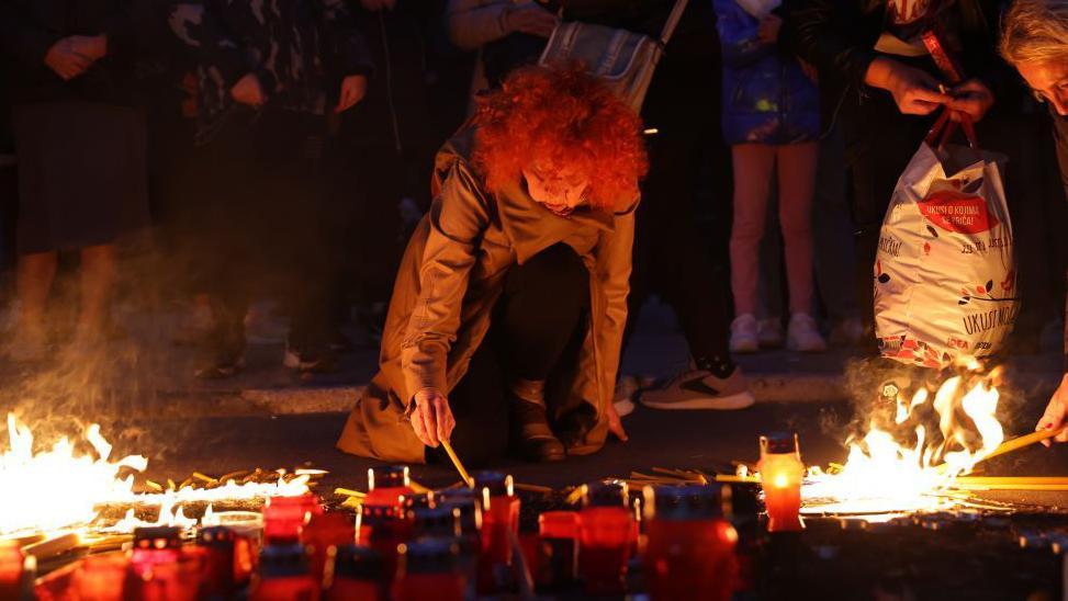 Kako je prosveta nosila proteste u Srbiji poslednjih godinu dana 3 žena pali sveću ispred Železničke stanice za stradale u padu nadstrešnice