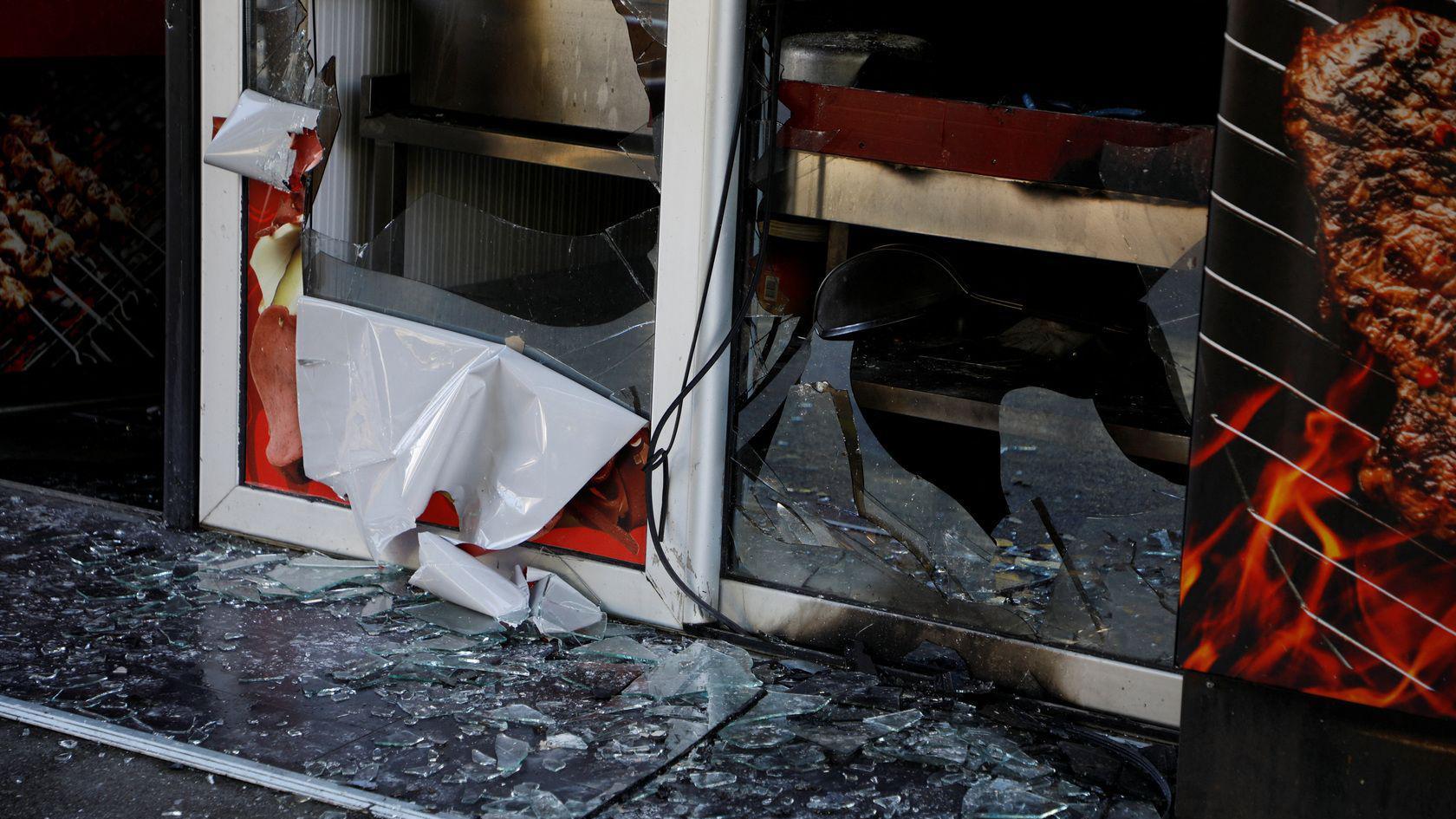 Napetosti u Crnoj Gori: Suspendovan bezvizni režim sa Turskom, privođenja zbog poziva na nasilje 4 Polomljeno staklo i srča na podu ispred zapaljenog kafića