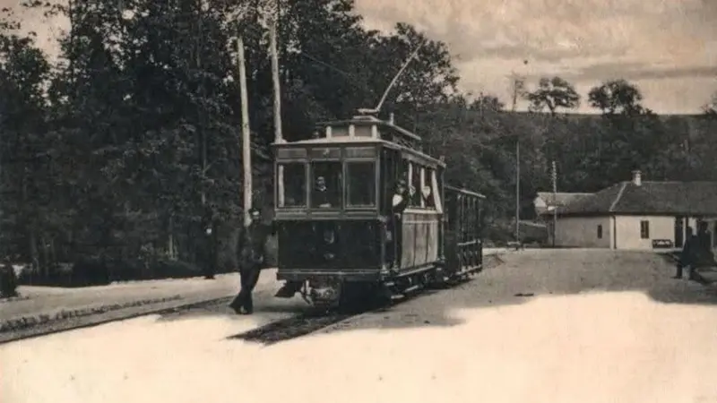 Kako je Beograd prešao put od 'konjskog' do modernih tramvaja 5 Prvi električni tramvaj na ulicama Beograda, mašinovođa naslonjen na ulaz