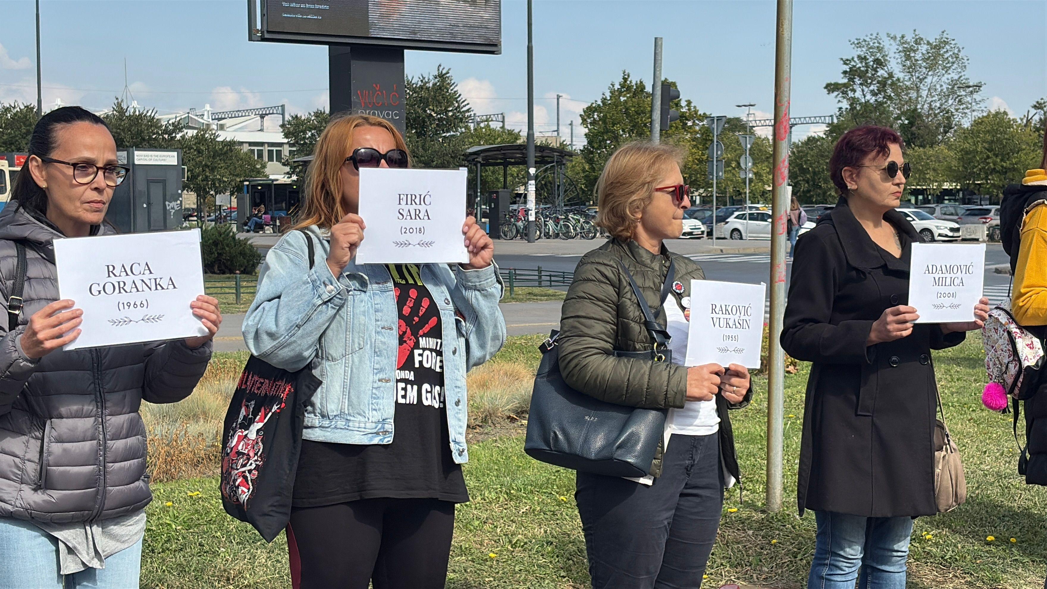 Pad nadstrešnice: 11 meseci od tragedije - šetnje i sveće širom Srbije 4 Okupljeni ispred železničke stanice u Novom Sadu odaju poštu