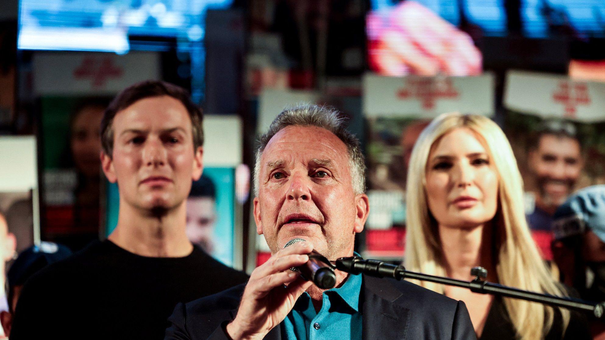 Desetine kamiona pomoći ulaze u Gazu, Izrael se sprema za prihvat talaca 6 Stiv Vitkof u društvu Trampove ćerke Ivanke i njenog supruga Džareda Kušnera na skupu na Trgu talaca